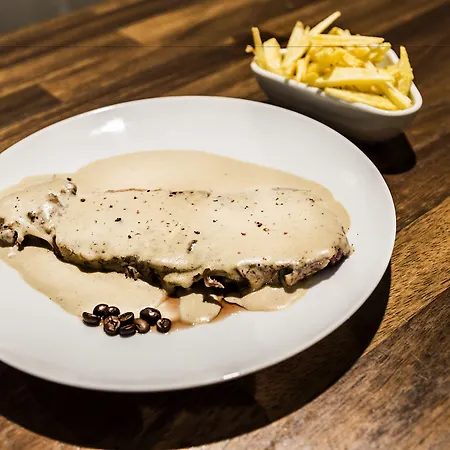 فندق مبيت وإفطار Santa Bica Eat Drink & Sleep 4*